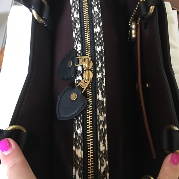 Stunning Coach Exotic Detailed Mason Color - Picture 6 of 16